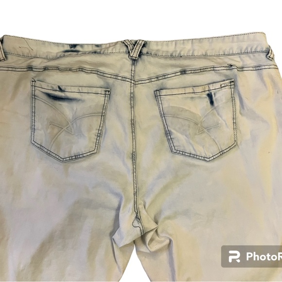 Amethyst Light Wash Distressed Skinny Jeans - Picture 6 of 11